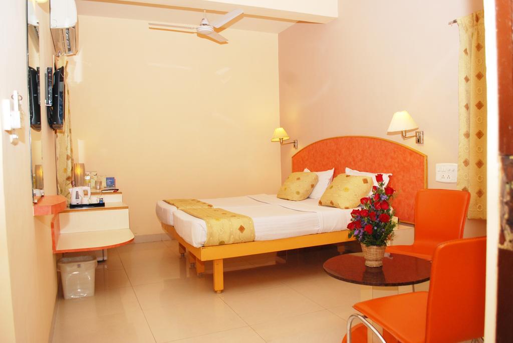 Hotel Pandian Chennai Esterno foto