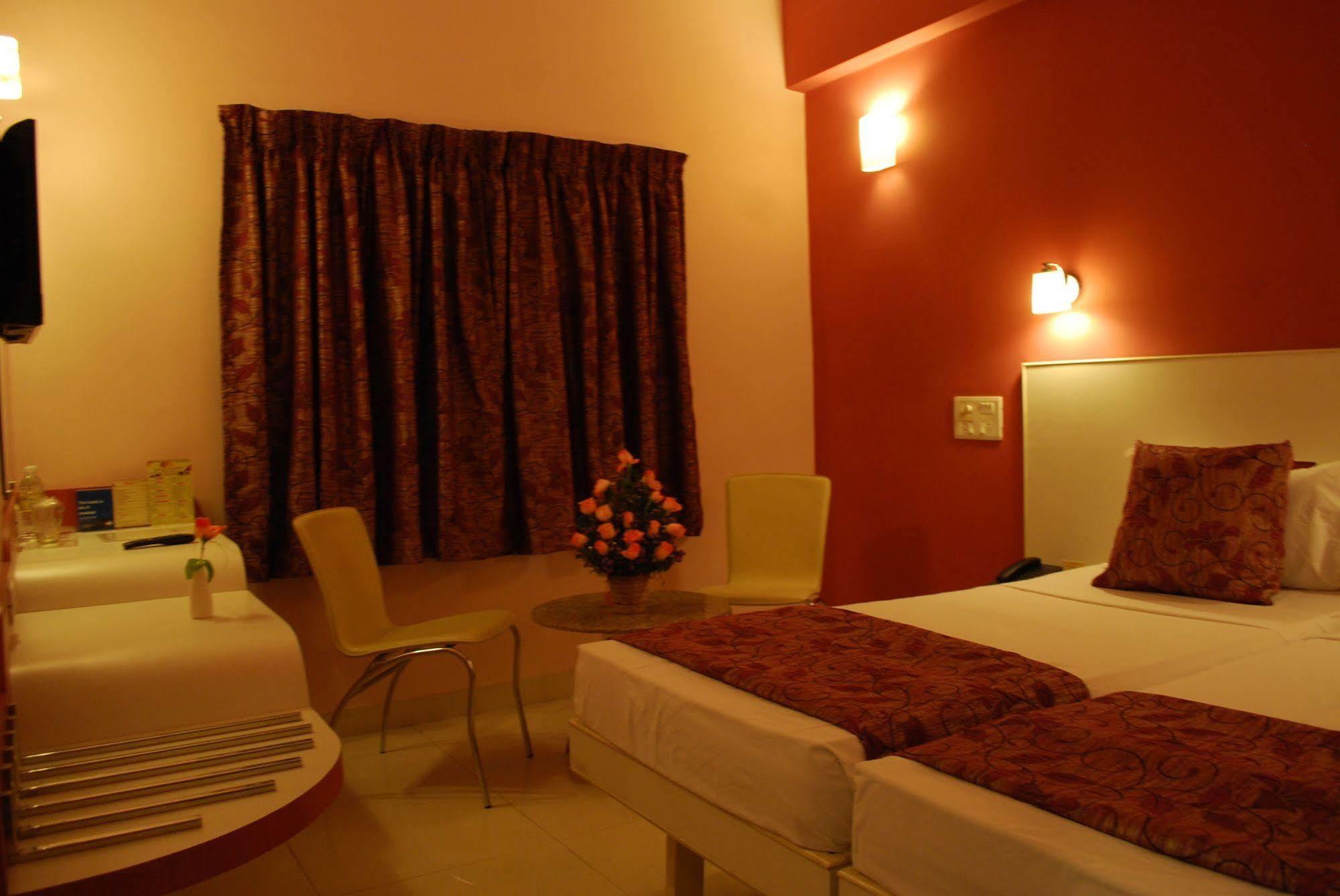 Hotel Pandian Chennai Esterno foto