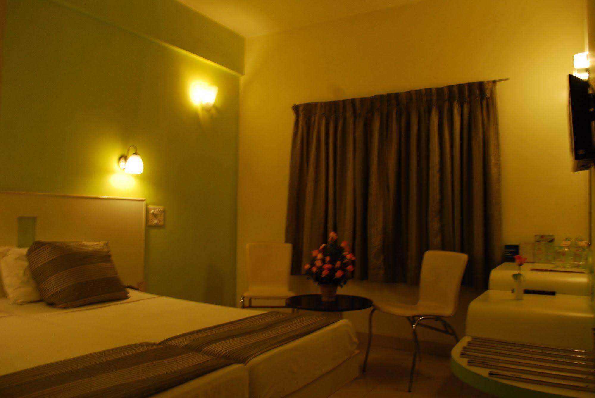 Hotel Pandian Chennai Esterno foto